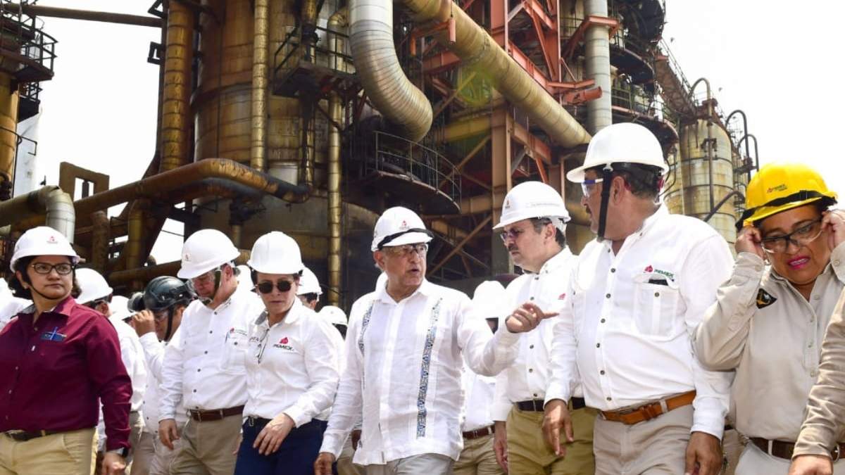 El presidente en una de sus visitas a la refinería de Salina Cruz, en Oaxaca