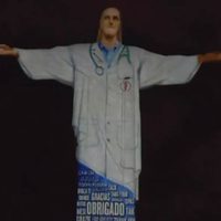 Visten de médico al Cristo de Corcovado en homenaje a los trabajadores de la salud