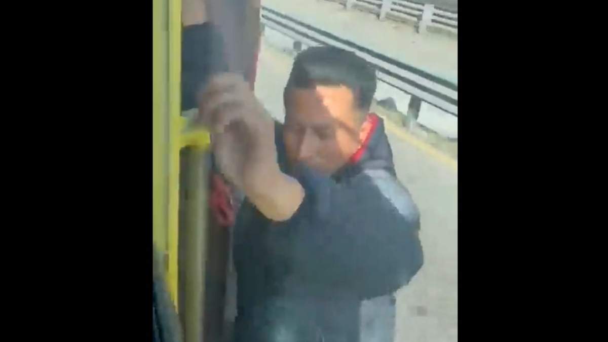 El hombre se subió al estribo del tráiler