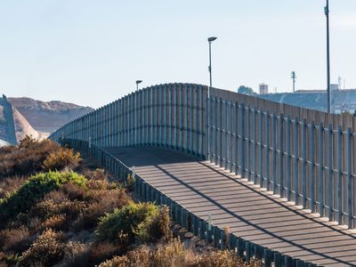 El muro con México tendrá financiamiento temporal del Pentágono