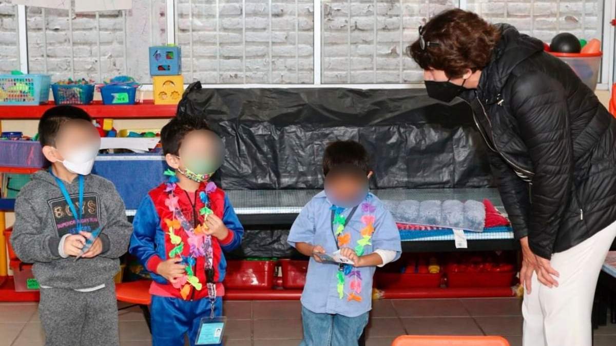 La titular de la SEP, Delfina Gómez, en un jardín de niños de Tlalpan