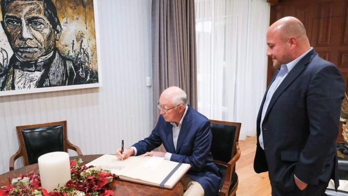 El embajador de EU en México, Ken Salazar, con el gobernador de Jalisco, Enrique Alfaro