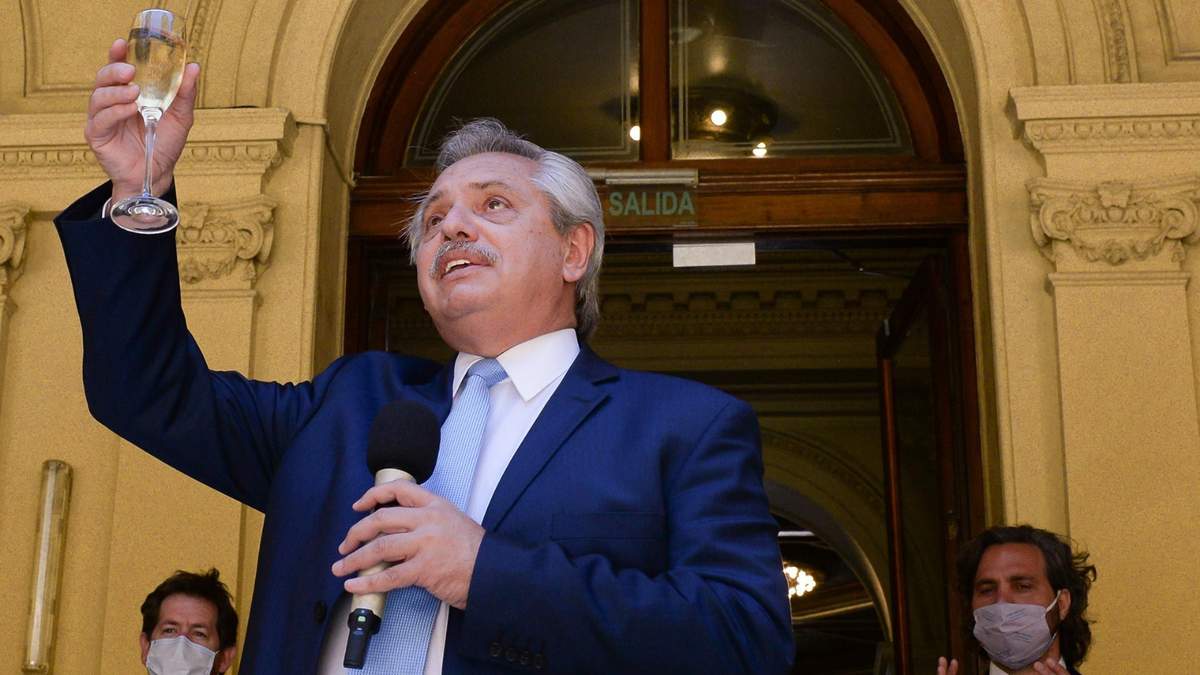 Alberto Fernández y su brindis. Fuente: (Twitter)