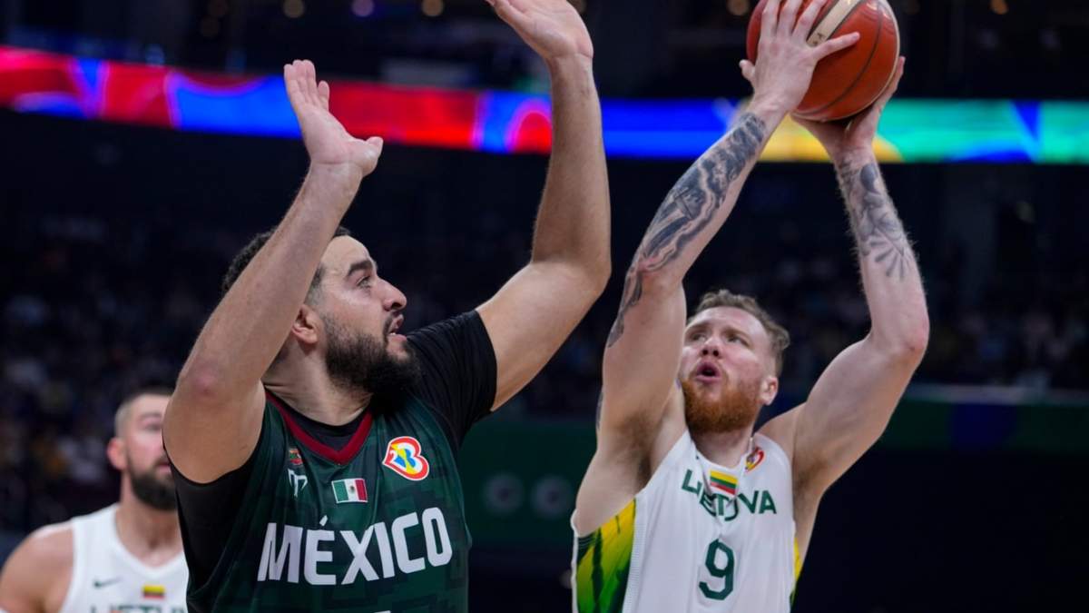 El lituano (9) tira sobre el mexicano Joshua Ibarra (34) en partido del grupo D