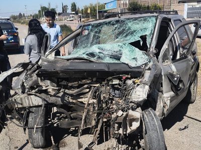 Una mujer chocó contra un camión estacionado en el Acceso Este