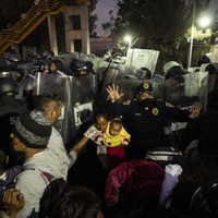 Migrantes y policías se enfrentan en la autopista México-Puebla; hay al menos 17 lesionados