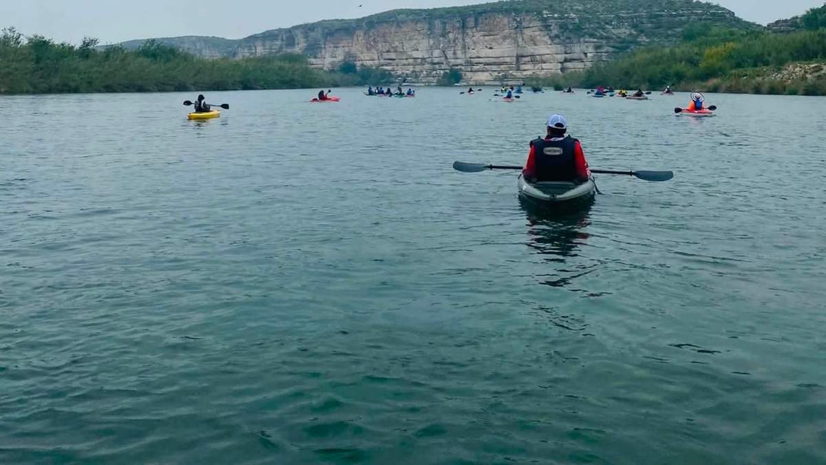 En el Río Bravo se pretendió rescatar a dos personas cuya embarcación se volcó cerca la presa La Amistad mientras realizaban un paseo en kayak