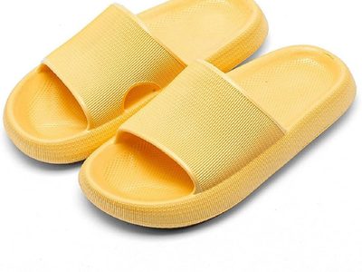 Si tus pantuflas de plástico están decoloradas o gastadas, así las podés renovar por completo y dejarlas cómodas para el frío