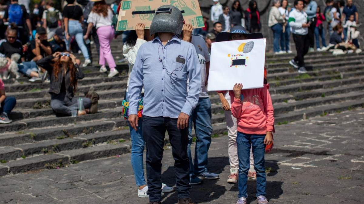 Una familia observa el eclipse solar en Ciudad Universitaria