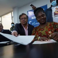 El candidato de izquierda en Colombia asegura que no expropiará bienes y lo firma ante un escribano
