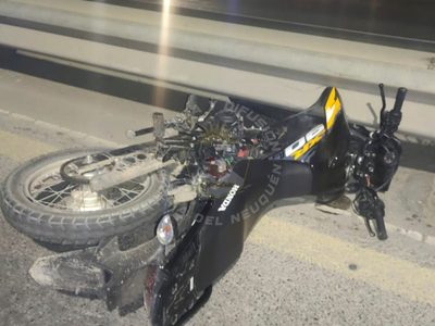 Los tenían cercados la Policía y chocaron la moto contra un patrullero a toda velocidad