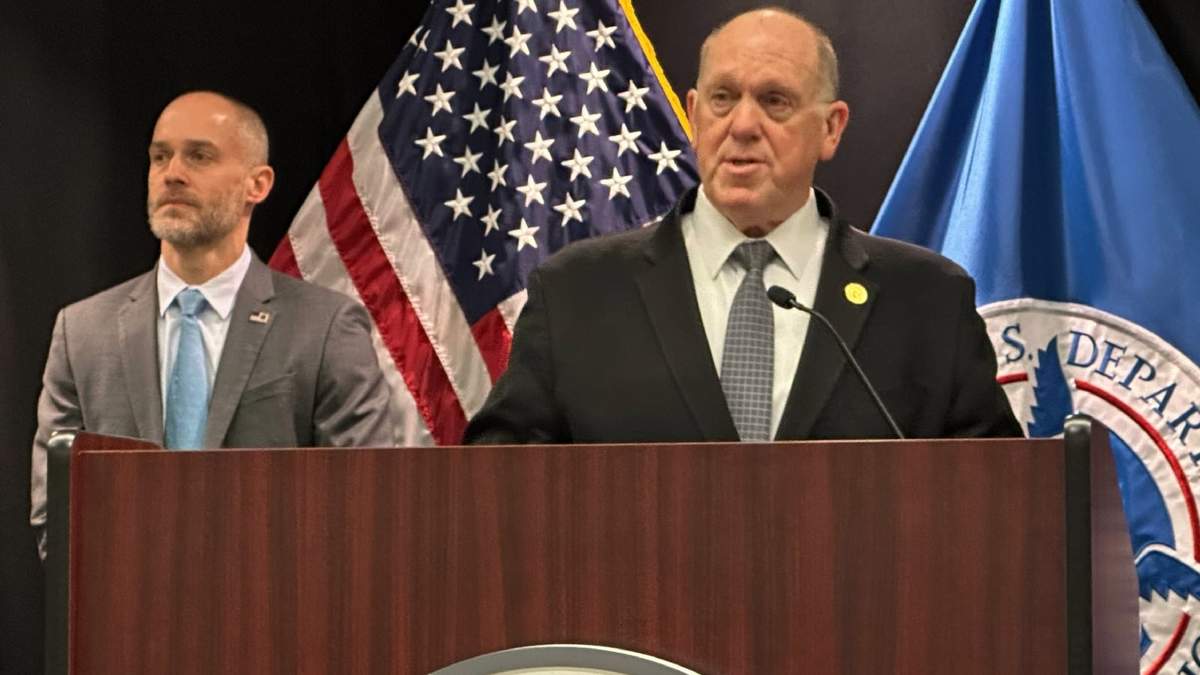 El zar fronterizo estadounidense Tom Homan en conferencia de prensa en Minneapolis el 12 de febrero del 2026