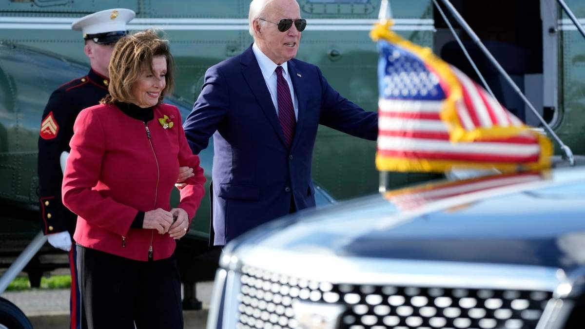 El presidente Joe Biden acompaña a la representante Nancy Pelosi, demócrata por California, desde el helicóptero presidencial para asistir a un evento de recaudación de fondos