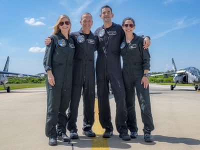 Space X ultima la primera caminata espacial privada