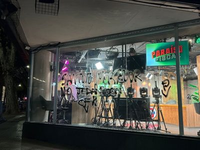 Vandalizaron la puerta de Olga por festejar la condena a CFK
