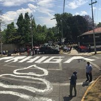 Habitantes de Xochicuautla gritan '¡asesino!” frente a la 'Casa Blanca” de Peña Nieto