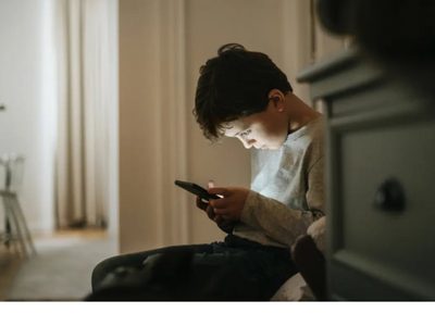 Postura digital: cómo el celular está deformando la columna de los adolescentes y qué ejercicios lo revierten