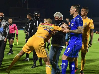 Máxima tensión en el fútbol mexicano: el jugador argentino que increpó a un DT rival