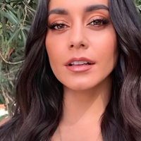 Vanessa Hudgens se cubrió de plumas pero la abertura la traicionó... ¡Cuidado con el tajo!