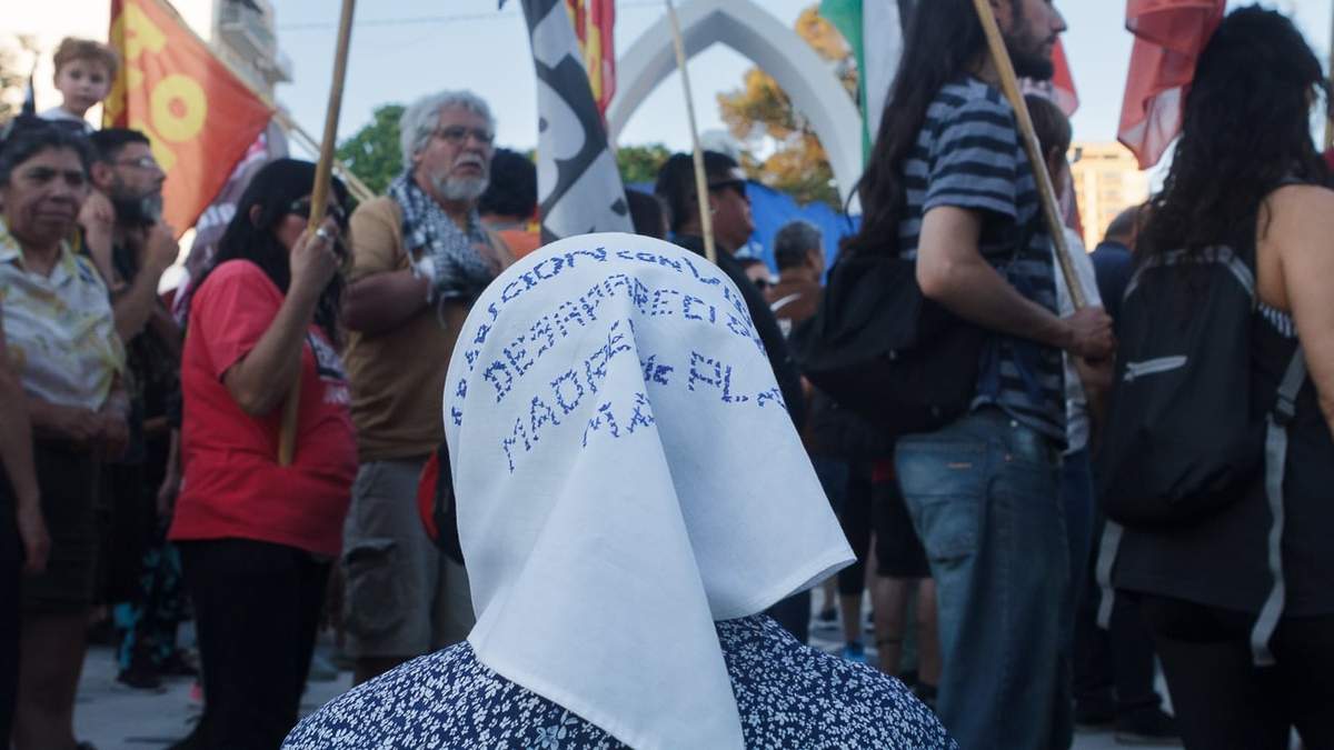 Lolín Rigoni observa la marcha de los manifestantes que circulan por alrededor del monumento a la madre. Fuente: (Emiliano Ortiz)
