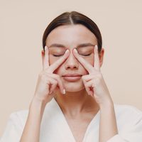 Yoga facial: 3 ejercicios claves y legendarios para pómulos firmes y joviales sin retoques