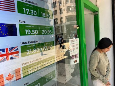 Peso es golpeado por todos los frentes; guerra en Medio Oriente y decisión de Banxico