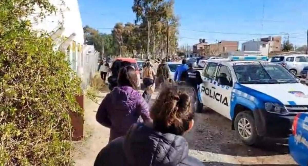 Padres en la puerta del Jardín 13. Fuente: (Centenario Digital).