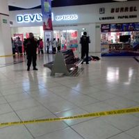 Un hombre degüella a su expareja en una plaza comercial de Mérida