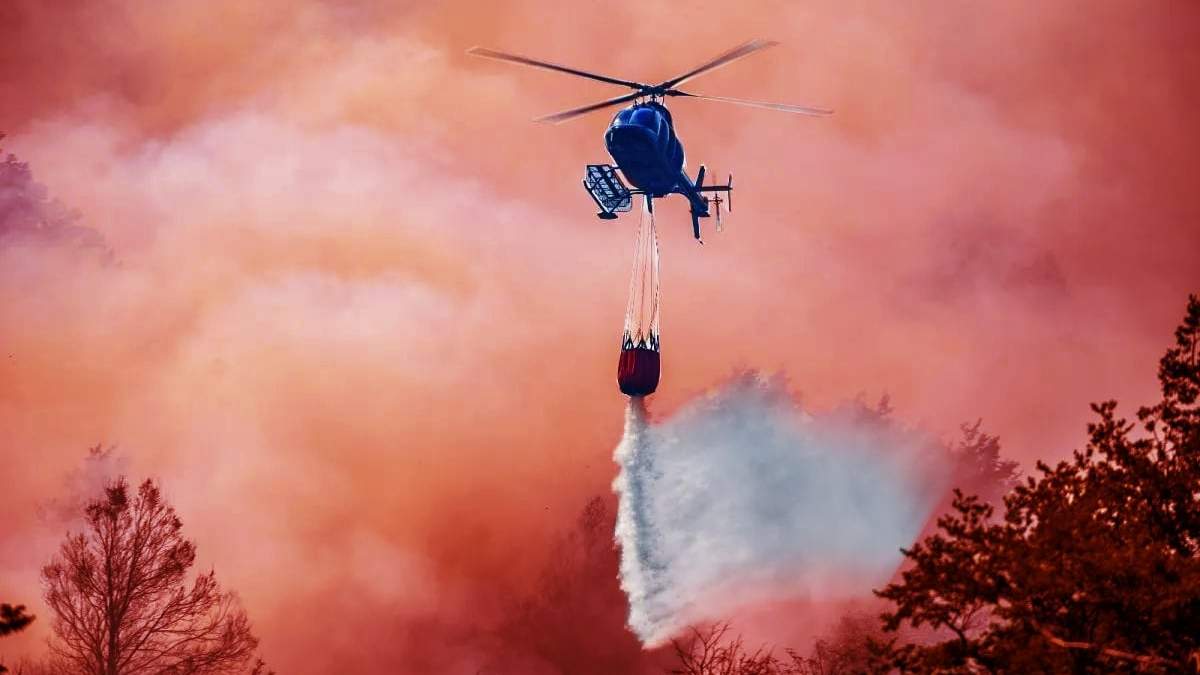 Helicóptero durante los pasados incendios en Valle Magdalena. Fuente (San Martín a Diario)