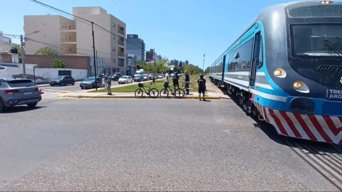 La formación del Tren del Valle quedó demorada varios minutos y el tránsito fue restringido tras el choque. Fuente: (Mejor Informado)