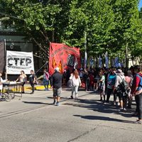 Organizaciones sociales realizan corte y acampe en Casa de Gobierno
