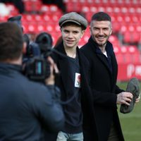 ¡Dos gotas de agua! Romeo Beckham copió el look más famoso de su papá y así le queda