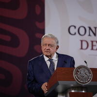 AMLO buscará que Sheinbaum se reúna con los padres de normalistas de Ayotzinapa