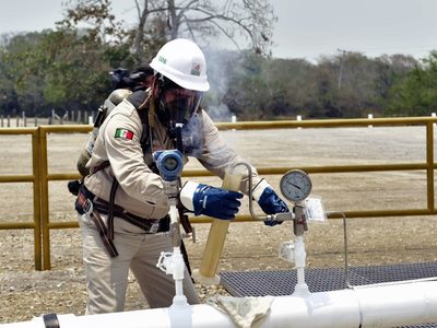 Pemex quema ilegalmente 342 millones de dólares en hidrocarburos