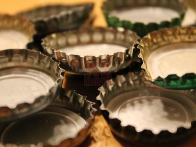 Si tenés un montón de tapas de gaseosas o cerveza, no las tires: hacé esta divina bandeja para tu casa
