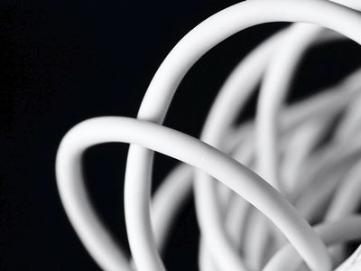 El truco que seguro no conocías para enrollar los cables de tus electrodomésticos sin nudos y sin dañarlos