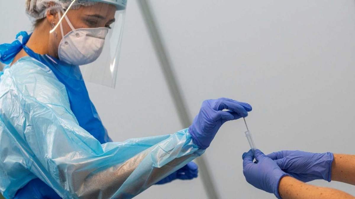 Una trabajadora sanitaria analiza una prueba PCR. Fuete: (Twitter)