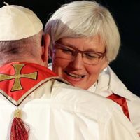 Comisión vaticana vota contra la ordenación de diaconisas