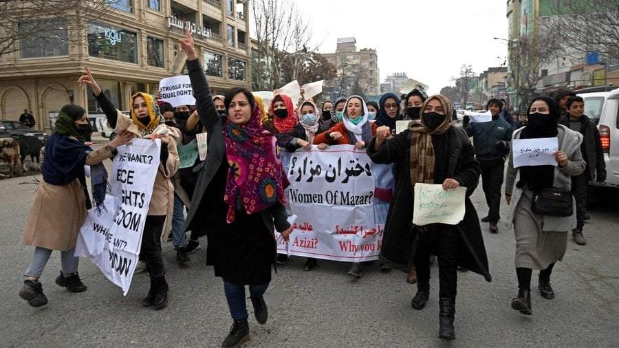 Mujeres afganas defienden sus derechos frente a los talibanes