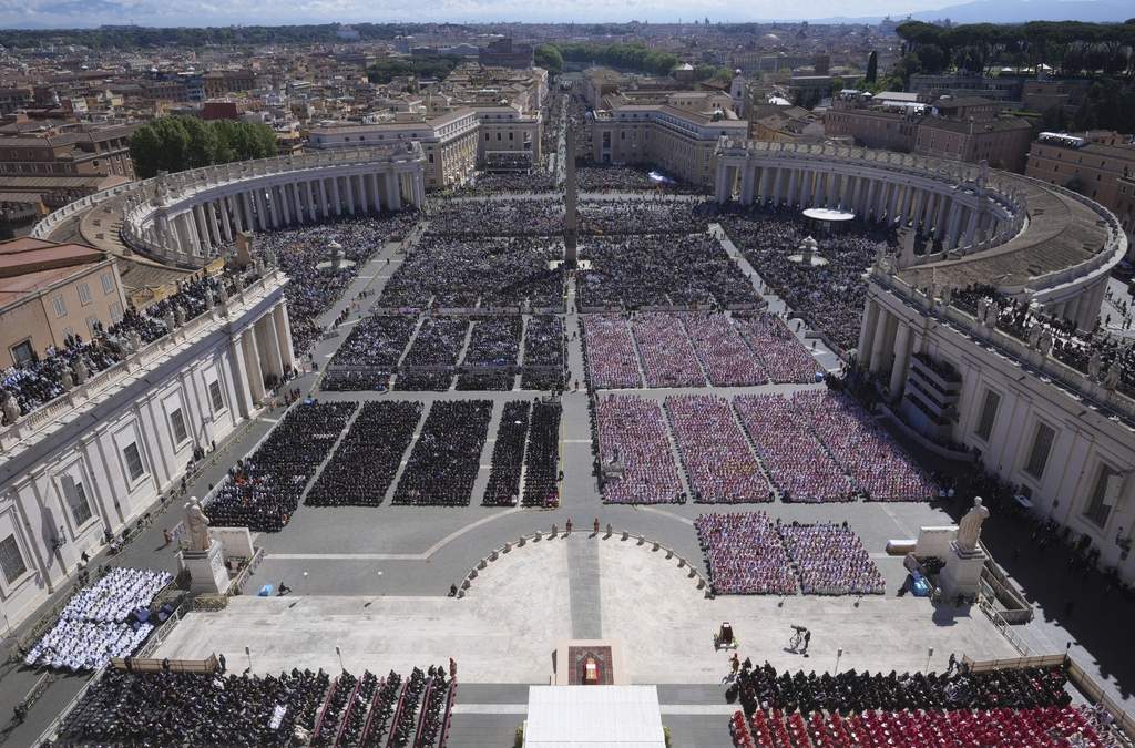 Vista del funeral del papa Francisco en la Plaza de San Pedro en el Vaticano este sábado 26 de abril de 2025