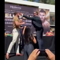 "Canelo" y Caleb Plant se lanzan golpes en conferencia previa a su pelea
