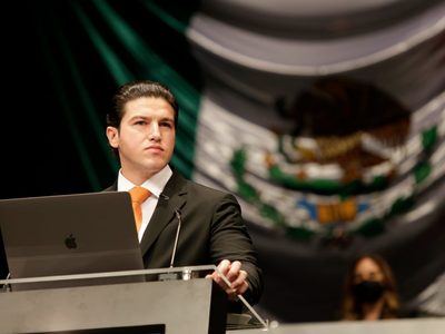 Samuel García modifica el escudo de Nuevo León; incluye su eslogan de campaña