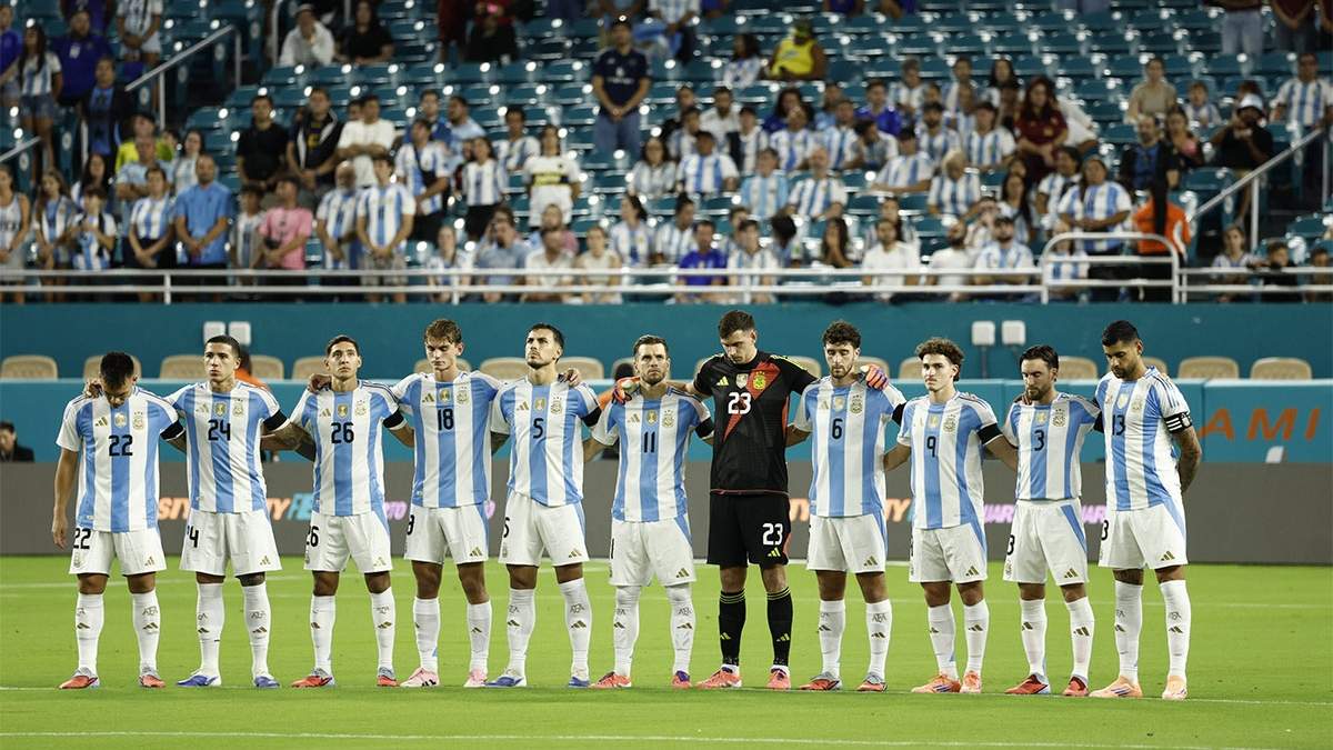 Minuto de silencio de la Selección por Russo y brazalete negro.
