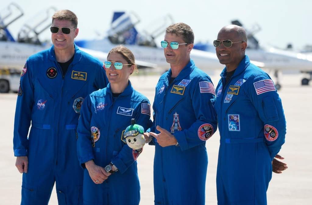 Los miembros de la tripulación de Artemis 2, de izquierda a derecha, el especialista de misión Jeremy Hansen, de Canada, la especialista de misión Christina Koch, el comandante Reid Wiseman, y el piloto Victor Glover, posan para una foto tras su llegada al Centro espacial Kennedy el viernes 27 de marzo de 2026, en Cabo Cañaveral, Florida