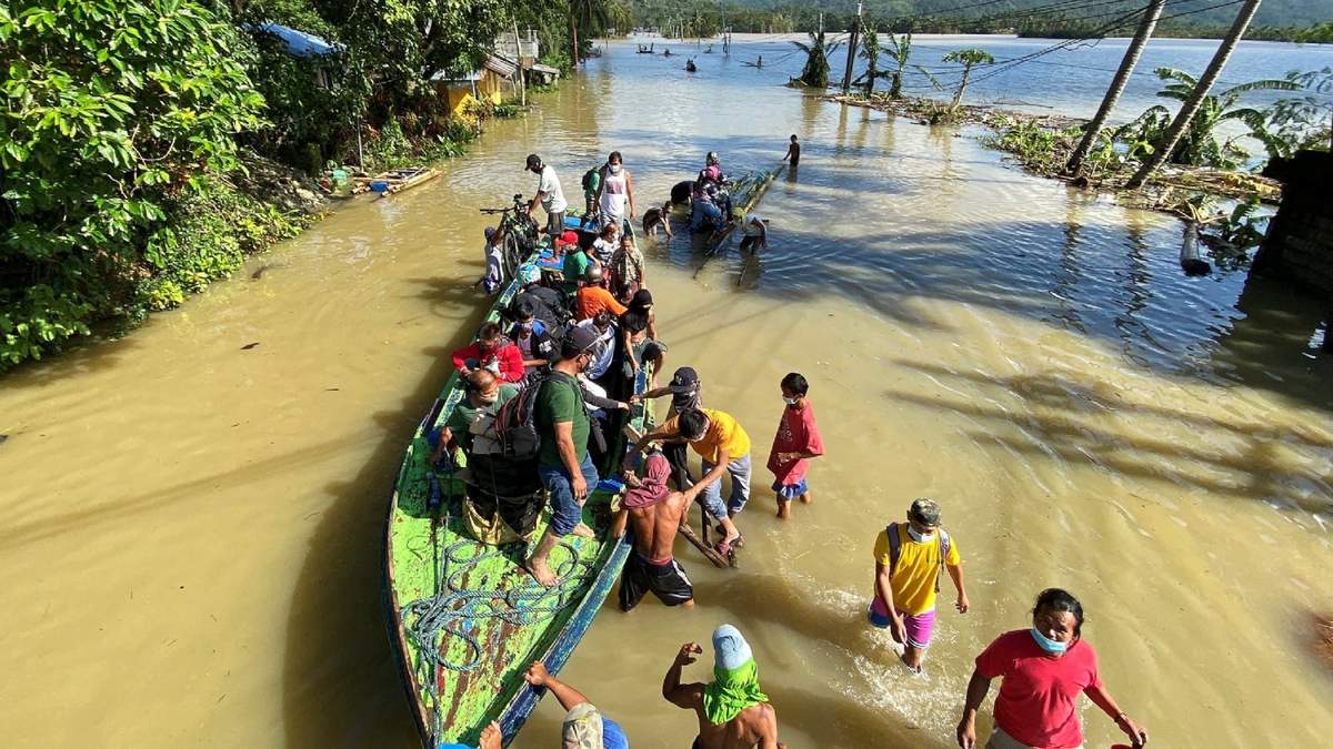 Aldeanos en Filipinas utilizan embarcaciones para evacuar las zonas afectadas. Fuente: (Twitter)