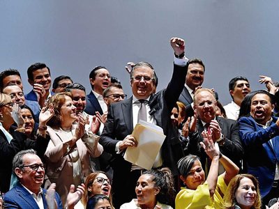 Ebrard toma el timón... pero marcha al ritmo de AMLO