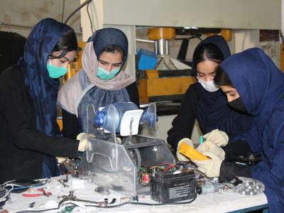 Equipo femenino de robótica de Afganistán busca huir del régimen talibán