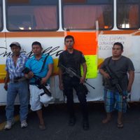 Bloquean vía en Michoacán tras asesinato de mujer indígena y la desaparición de su esposo