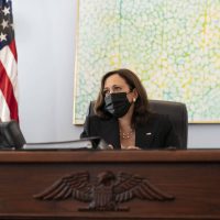 La mujer que amenazó de muerte a Kamala Harris se declara culpable