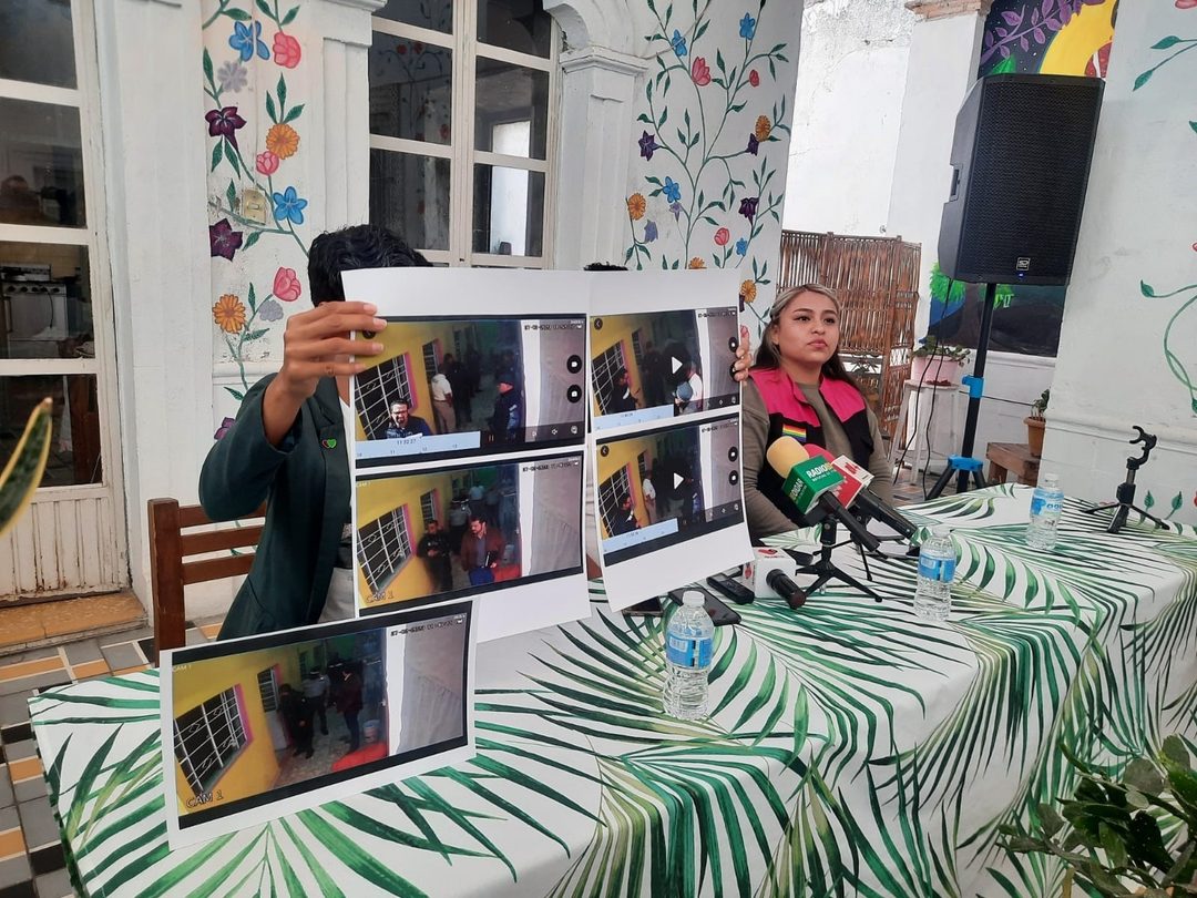 Organizaciones civiles presentan fotografías del operativo de agentes estatales y federales que acusan, fue intimidatorio y violento